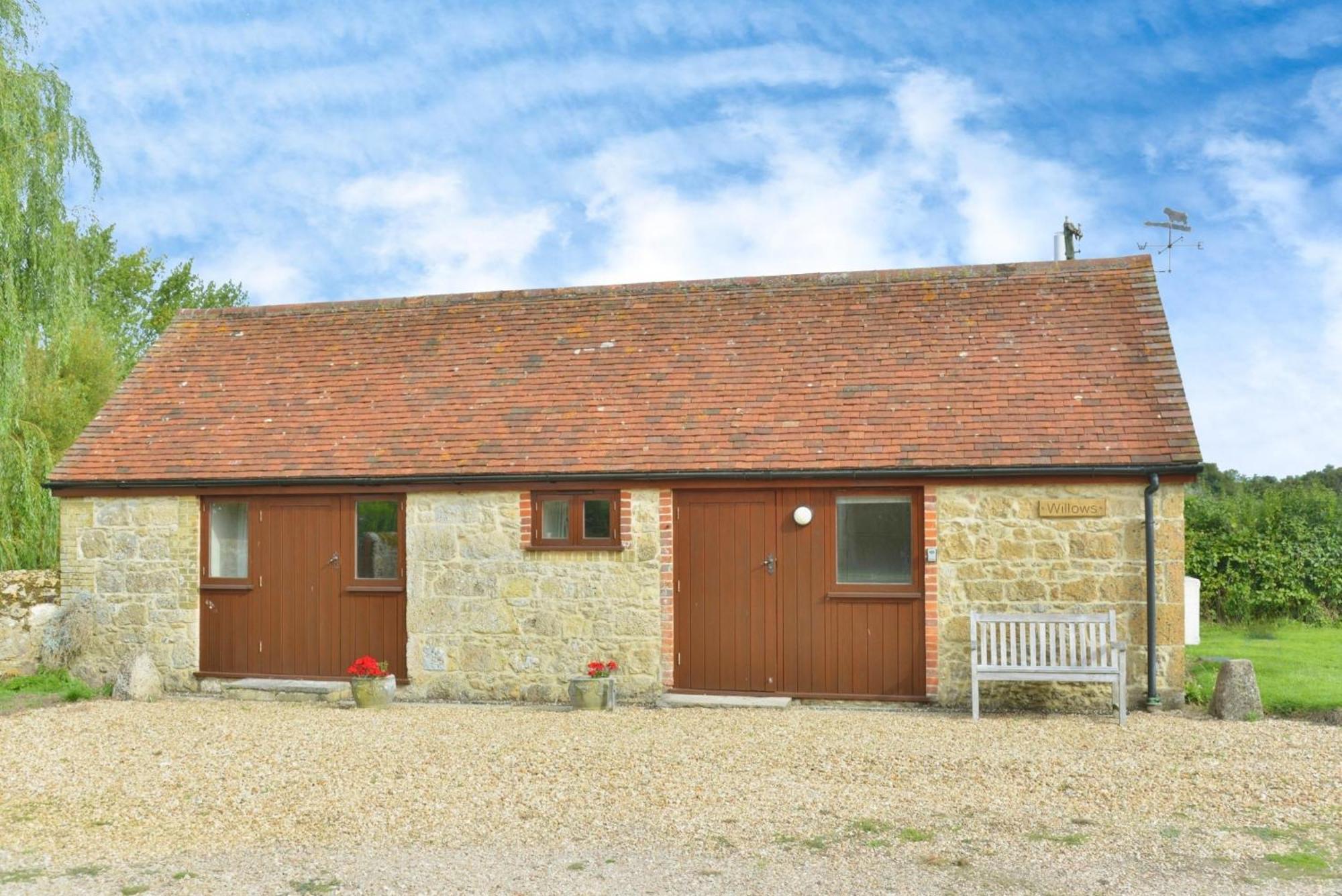 Willows Calbourne Exterior photo