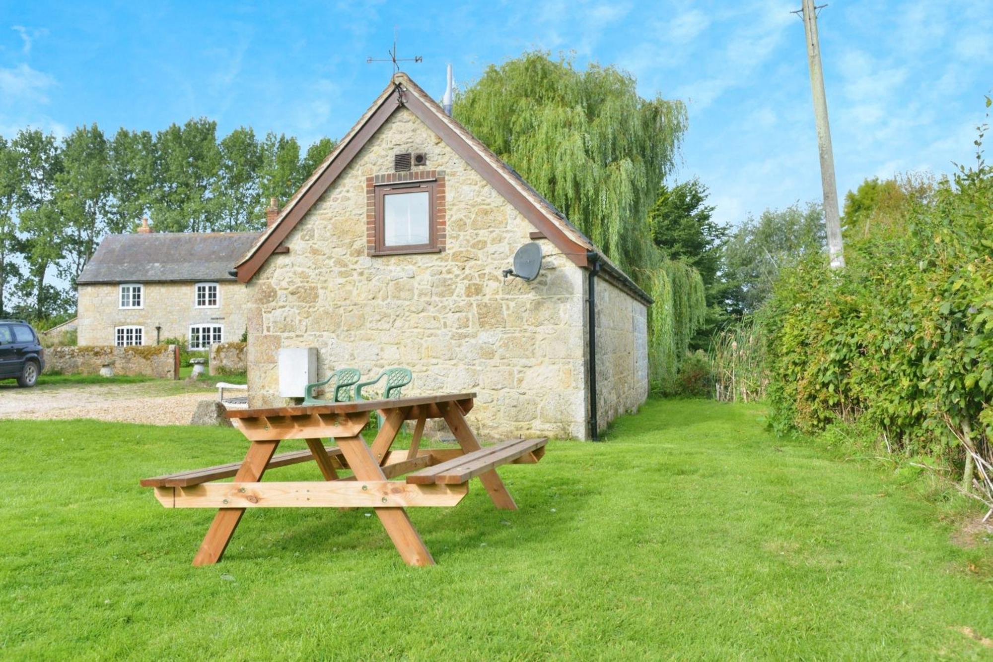 Willows Calbourne Exterior photo